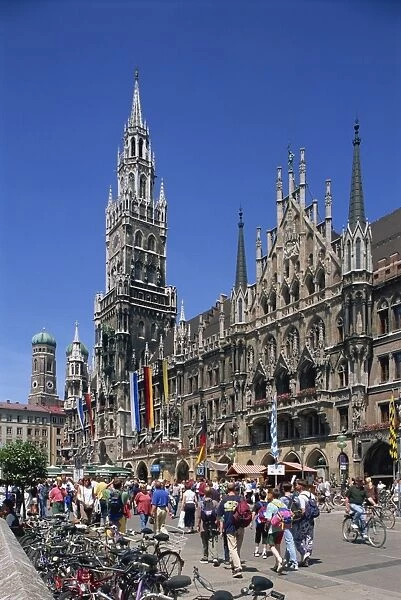Tourists on the Marienplatz in front of the New Town
