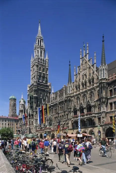 Framed Print : Tourists on the Marienplatz in front of the New Town Framed Print : Tourists on the Marienplatz in front of the New Town
