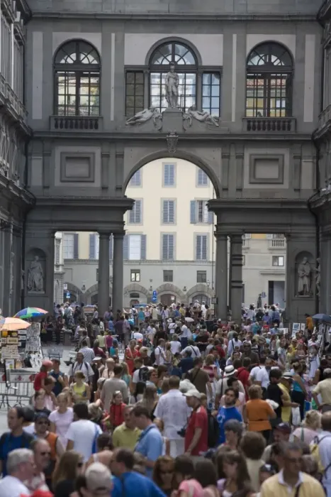 Framed Print : Tourists, Piazzale degli Uffizi Framed Print : Tourists, Piazzale degli Uffizi