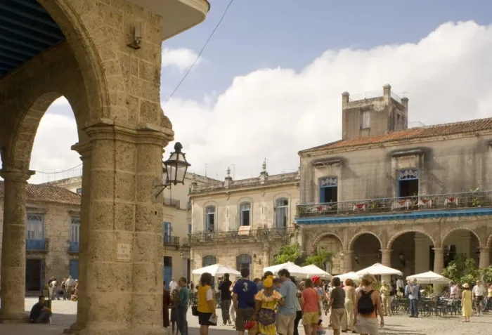 Framed Print : Tourists in the Plaza de la Catedral in Habana Vieja (old town), Havana