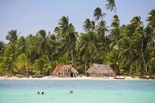 Tourists snorkelling in front of Devil Island, Comarca de Kuna Yala, San Blas Islands