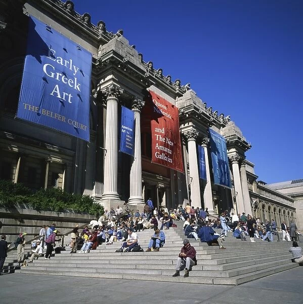Tourists on the steps of Metropolitan Museum of Art