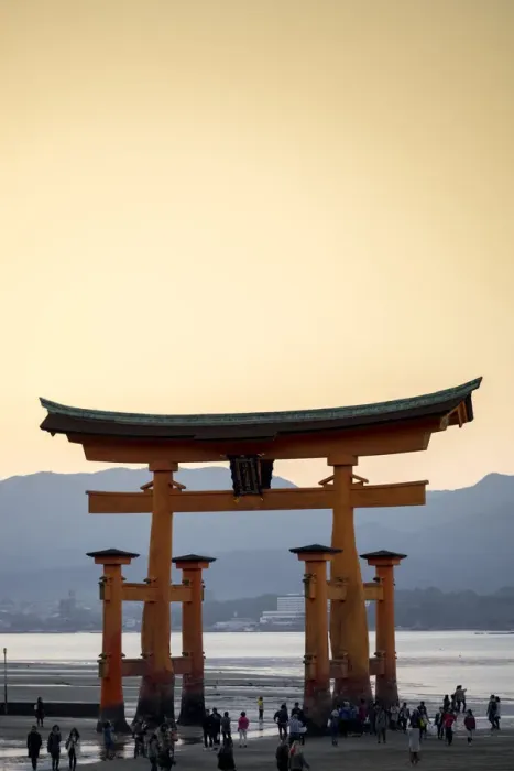 Framed Print : Tourists walking under the torii gate of Miyajima at low tide, Itsukushima, UNESCO