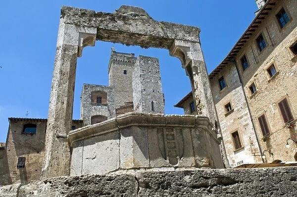 Towers and Cisterna (Well), Piazza della Cisterna, San Gimignano, UNESCO World Heritage Site
