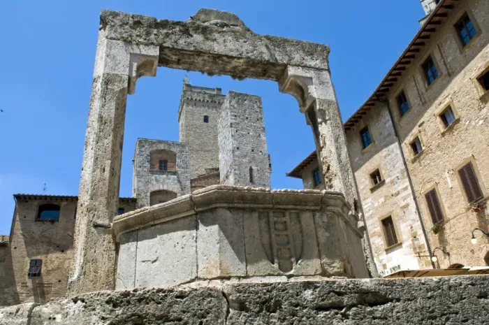 Framed Print : Towers and Cisterna (Well), Piazza della Cisterna, San Gimignano, UNESCO World Heritage Site