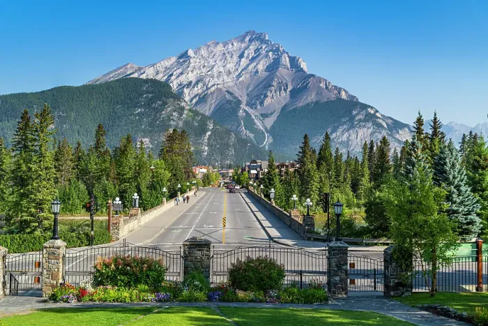 Framed Print : The town of Banff with Cascade Mountain in the background, Alberta, Rocky Mountains, Canada, North America Framed Print : The town of Banff with Cascade Mountain in the background, Alberta, Rocky Mountains, Canada, North America