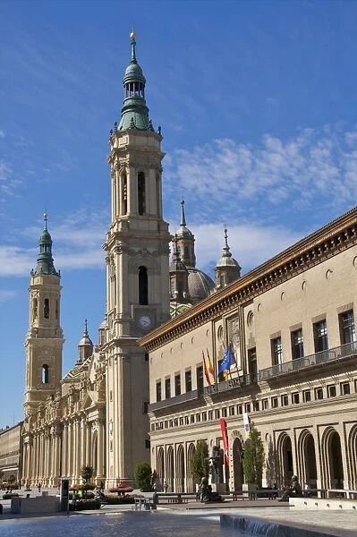 Town hall and Nuestra Senora des Pilar basilica, Saragossa (Zaragoza), Aragon, Spain, Europe