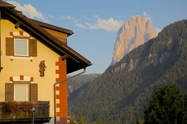 Town house overlooked by Odle Group, Ortisei, Gardena Valley, Bolzano Province, Trentino-Alto Adige  /  South Tyrol, Italian Dolomites, Italy, Europe