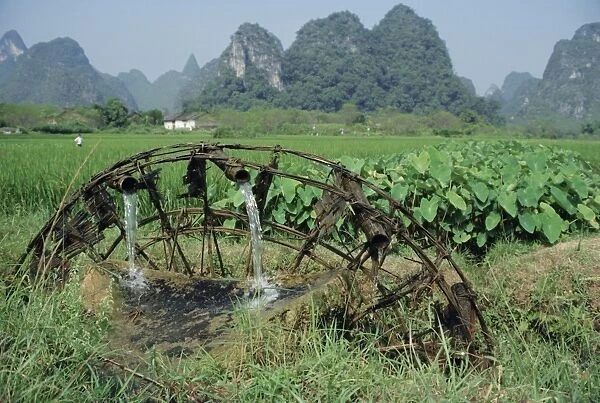Traditional bamboo waterwheel, Guilin, China, Asia
