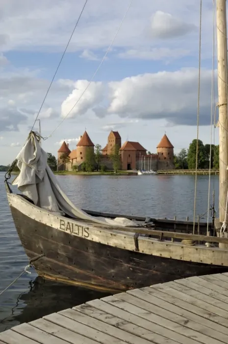 Framed Print : Traditional boat and Trakai Castle Framed Print : Traditional boat and Trakai Castle