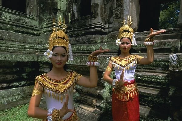 Traditional Cambodian dancers, Angkor Wat, Siem Reap, Cambodia, Indochina, Asia