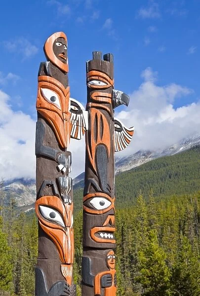Traditional Canadian native Totem poles at Sunwapta Falls Resort, Jasper National Park, UNESCO World Heritage Site, Alberta, Canadian Rockies, Canada, North America