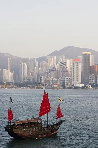 Traditional Chinese junk sailing in Hong Kong Harbour, Hong Kong, China, Asia