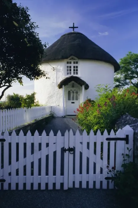 Framed Print : Traditional Cornish round house in Veryan, Cornwall, England, UK, Europe Framed Print : Traditional Cornish round house in Veryan, Cornwall, England, UK, Europe