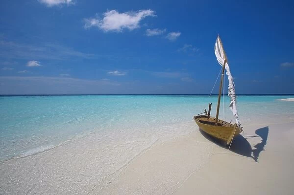 Traditional dhoni on the beach, Maldives, Indian Ocean, Asia