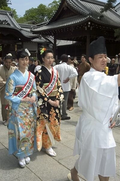 Traditional dress and procession for tea ceremony