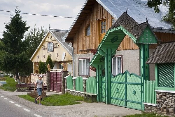 Traditional house, Sat Baiesti, Cornu Luncii, Bucovina, Romania, Europe