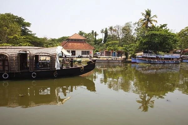 Traditional Kettuvallom (private houseboat) travelling along the Kerala Backwaters, Kerala, India, Asia