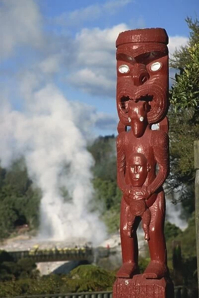 Traditional Maori carving and Pohutu geyser, Whakarewarewa, Rotorua, North Island