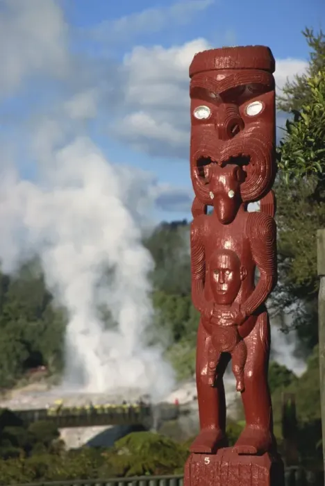 Framed Print : Traditional Maori carving and Pohutu geyser, Whakarewarewa, Rotorua, North Island Framed Print : Traditional Maori carving and Pohutu geyser, Whakarewarewa, Rotorua, North Island