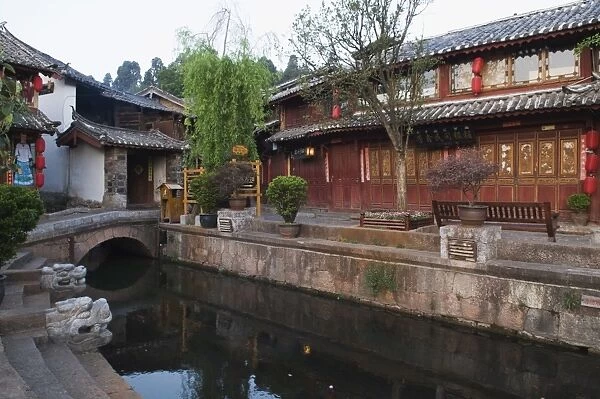 Traditional riverside architecture in Lijiang Old Town, Lijiang, UNESCO World Heritage Site