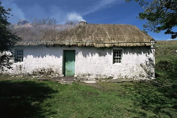 Traditional thatched cottage near Glencolumbkille