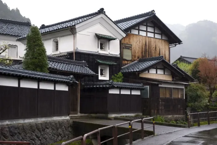 Framed Print : Traditional treasure warehouse (kura), beside single-family residence in Fukui Framed Print : Traditional treasure warehouse (kura), beside single-family residence in Fukui