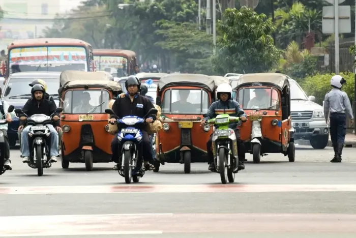 Framed Print : Traffic including tuk-tuk or bajaj, Jakarta, Java, Indonesia, Southeast Asia, Asia Framed Print : Traffic including tuk-tuk or bajaj, Jakarta, Java, Indonesia, Southeast Asia, Asia