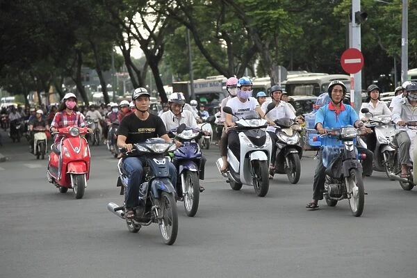 Traffic, motorbikes, Le Loi Boulevard, Ho Chi Minh City (Saigon), Vietnam, Indochina, Southeast Asia, Asia