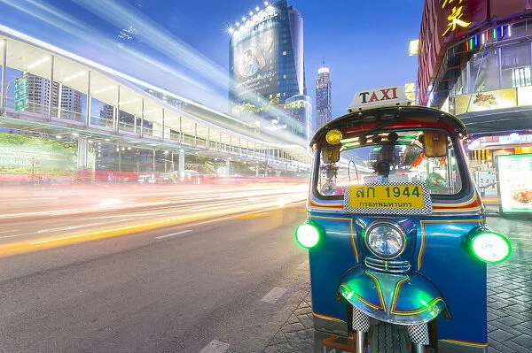 Traffic and Tuk Tuk on Ratchadamri Road, Bangkok, Thailand, Southeast Asia, Asia
