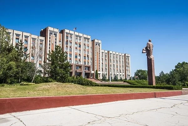 Transnistria Parliament building in Tiraspol, with a statue of Vladimir Lenin in front, Transnistria, Moldova, Europe