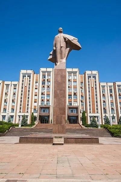 Transnistria Parliament building in Tiraspol with a statue of Vladimir Lenin in front, Transnistria, Moldova, Europe