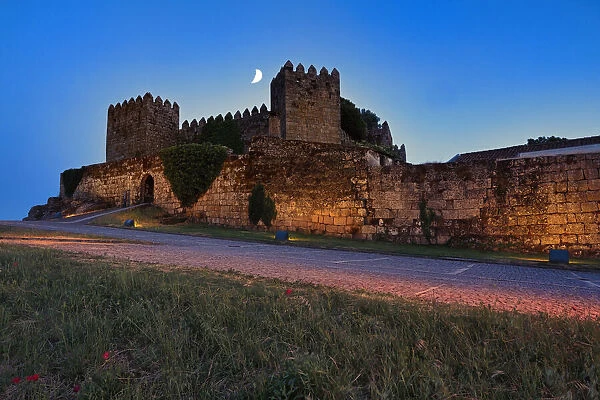 Treasons Gate and ramparts at twilight, Trancoso Castle, Serra da Estrela, Centro, Portugal, Europe