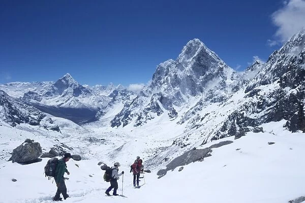 Trekkers walking over Cho La Pass with Ama Dablam on left and Arakam Tse on right, Solukhumbu District, Nepal, Himalayas, Asia