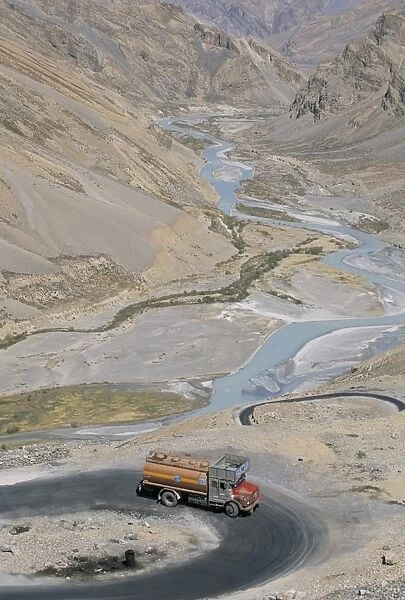 Truck climbing Lachalang Pass