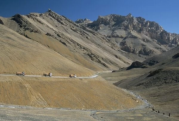 Trucks on the Lachalang Pass