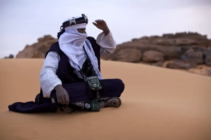 Framed Print : A Tuareg dressed for celebrations at the entrance of the Dar Sahara tented camp in the Fezzan desert, Libya, North Framed Print : A Tuareg dressed for celebrations at the entrance of the Dar Sahara tented camp in the Fezzan desert, Libya, North