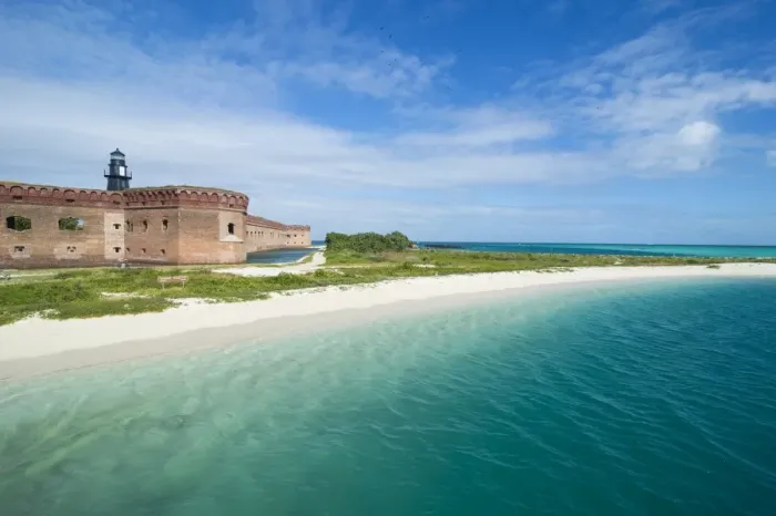 Framed Print : Turquoise waters and white sand beach in front of Fort Jefferson, Dry Tortugas National Park Framed Print : Turquoise waters and white sand beach in front of Fort Jefferson, Dry Tortugas National Park