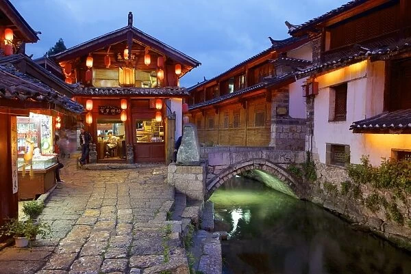 Twilight in the Old Town, Lijiang, UNESCO World Heritage Site, Yunnan Province, China, Asia