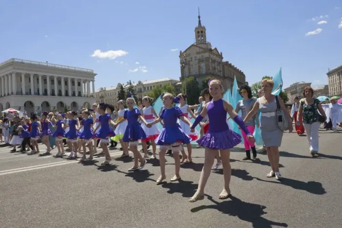 Framed Print : Ukrainian Childrens Day Parade in Khreschatyk Street, Kiev, Ukraine, Europe Framed Print : Ukrainian Childrens Day Parade in Khreschatyk Street, Kiev, Ukraine, Europe