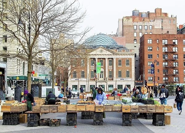 Union Square Green Market, with the Tammany Hall building behind, Manhatten, New York, United States of America, North America