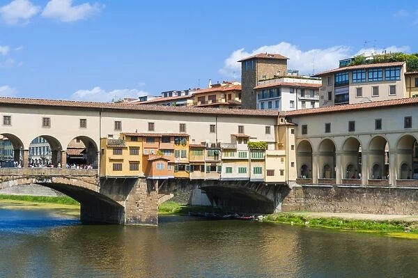 The Vasari Corridor, Ponte Vecchio and River Arno, Florence (Firenze), UNESCO World Heritage Site, Tuscany, Italy, Europe
