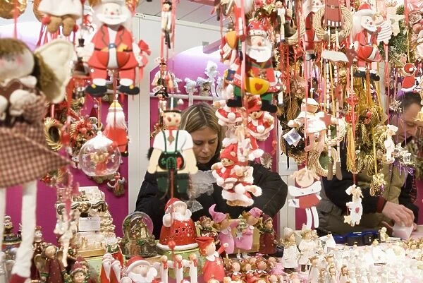 Vendors at Christmas decorations stall, Christkindlmarkt (Christmas Market) at Rathausplatz