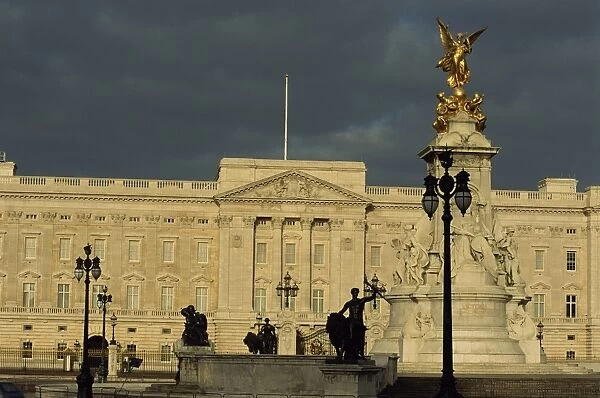 The Victoria Memorial and Buckingham Palace, London, England, United Kingdom, Europe