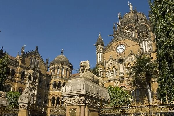 The Victorian frontage of VT (Victoria Terminus) (Chhatrapati Shivaji Terminus), UNESCO World Heritage Site, Mumbai, India, Asia )