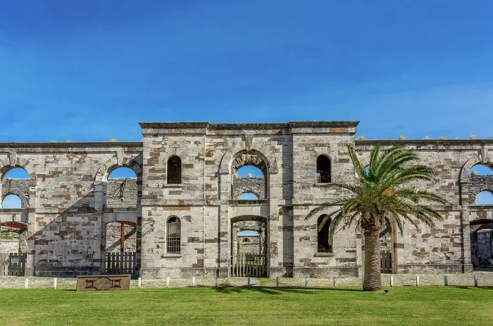 Framed Print : The Victualling Warehouse at the disused Royal Naval Dockyard, Bermuda, Atlantic, North America Framed Print : The Victualling Warehouse at the disused Royal Naval Dockyard, Bermuda, Atlantic, North America