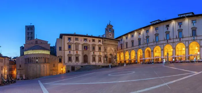 Framed Print : View of architecture in Piazza Grande at dusk, Arezzo, Province of Arezzo, Tuscany, Italy, Europe Framed Print : View of architecture in Piazza Grande at dusk, Arezzo, Province of Arezzo, Tuscany, Italy, Europe