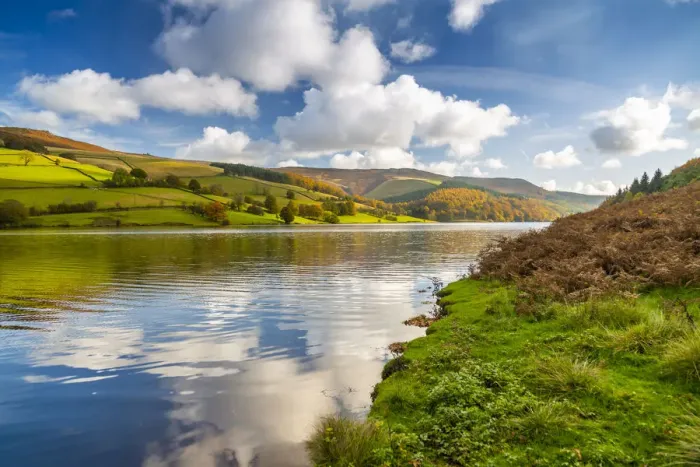 Framed Print : View of autumn colours at Ladybower Reservoir, Derbyshire, Peak District National Park Framed Print : View of autumn colours at Ladybower Reservoir, Derbyshire, Peak District National Park