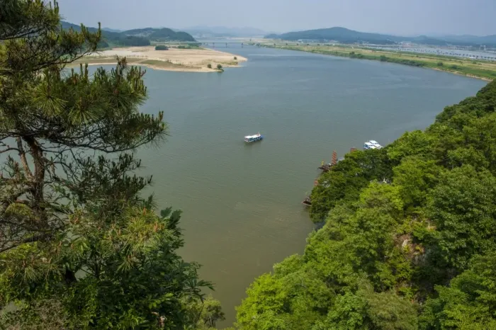 Framed Print : View over the Baengma river from the Buso Mountain Fortress in the Busosan Park, Buyeo, South Korea, Asia Framed Print : View over the Baengma river from the Buso Mountain Fortress in the Busosan Park, Buyeo, South Korea, Asia