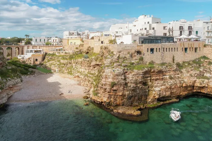 Framed Print : View of beach and old town on limestone cliffs, Polignano a Mare, Puglia, Italy, Europe Framed Print : View of beach and old town on limestone cliffs, Polignano a Mare, Puglia, Italy, Europe